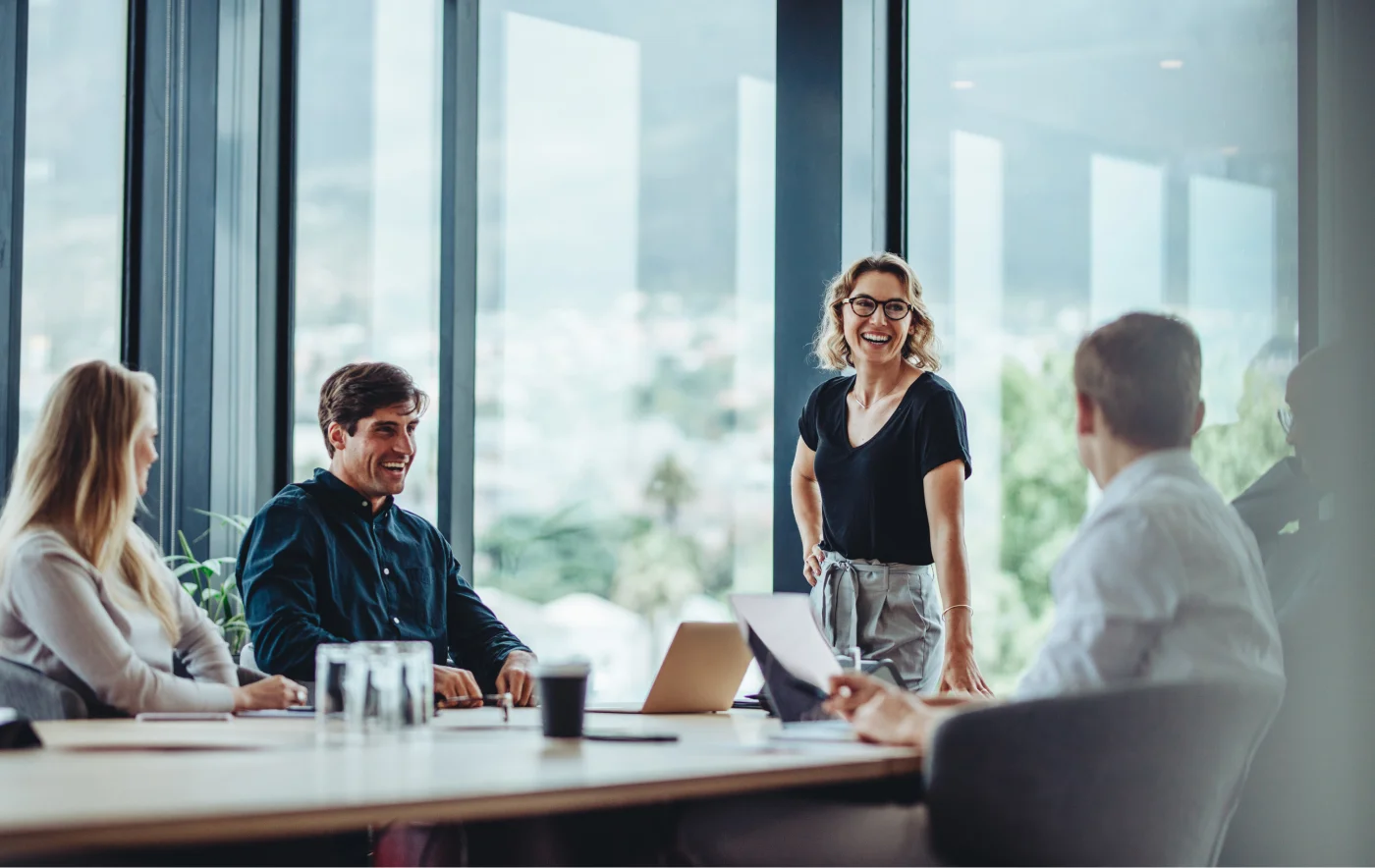 Gruppenbesprechung mit strategischem Coaching durch Embranders